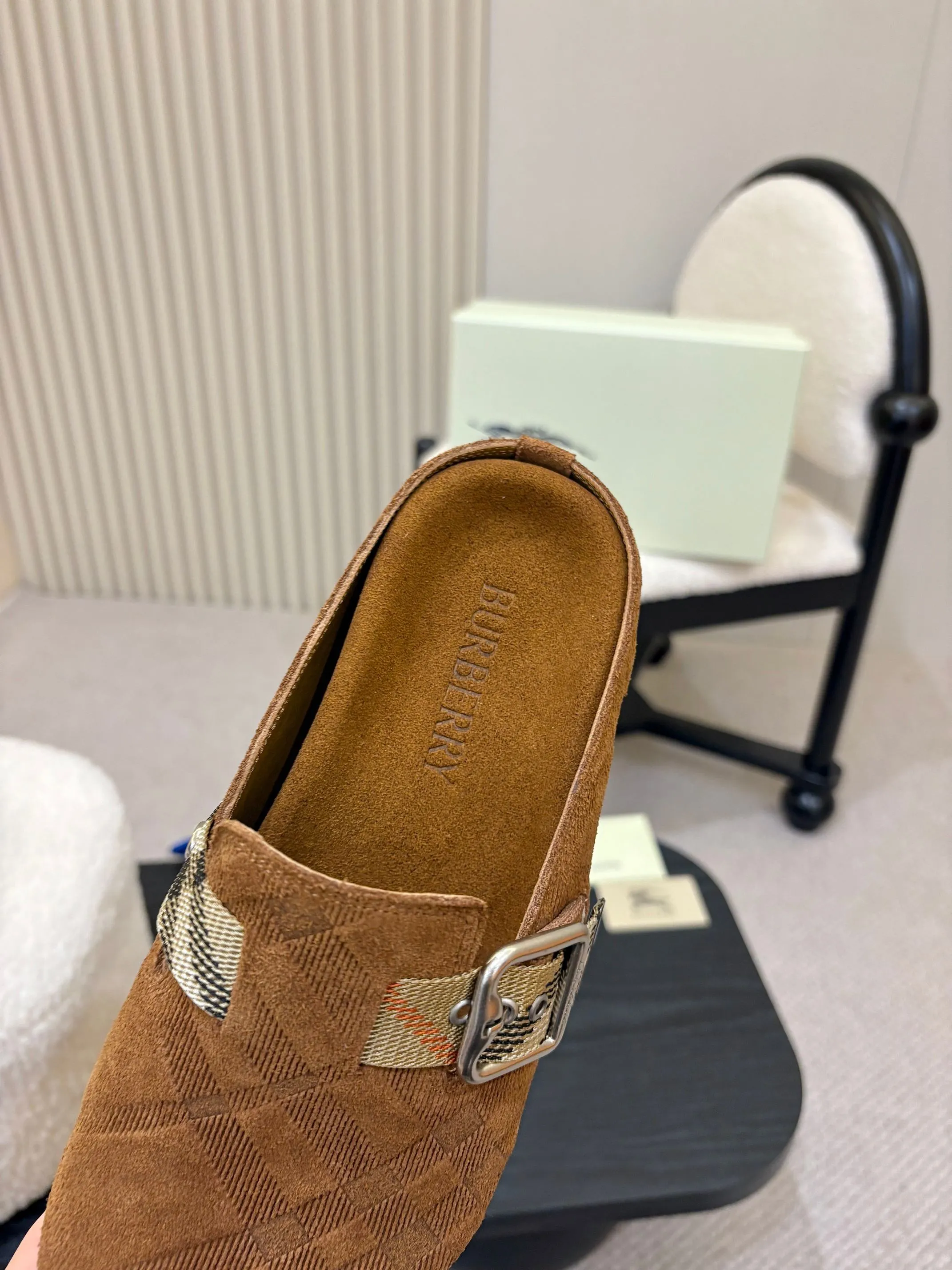 Men's Men's Shoes💰580 Burberry2025's hot-selling Birkenstock slippers are released, made of soft suede fabric and refined in Italian workshops. Featuring an embossed plaid pattern and an embossed sole embellished with the archive brand's logo. Features an adjustable B-shaped buckle strap and is embellished with the signature sand-colored Burberry check in jacquard worsted.   ✅Fabric: suede ✅Lining: silk cowhide ✅Outsole: TPU ✅Color: black, brown, pink, apricot 4 colors available ✅Code number: 35-45 for men and women (35, 45 customized)